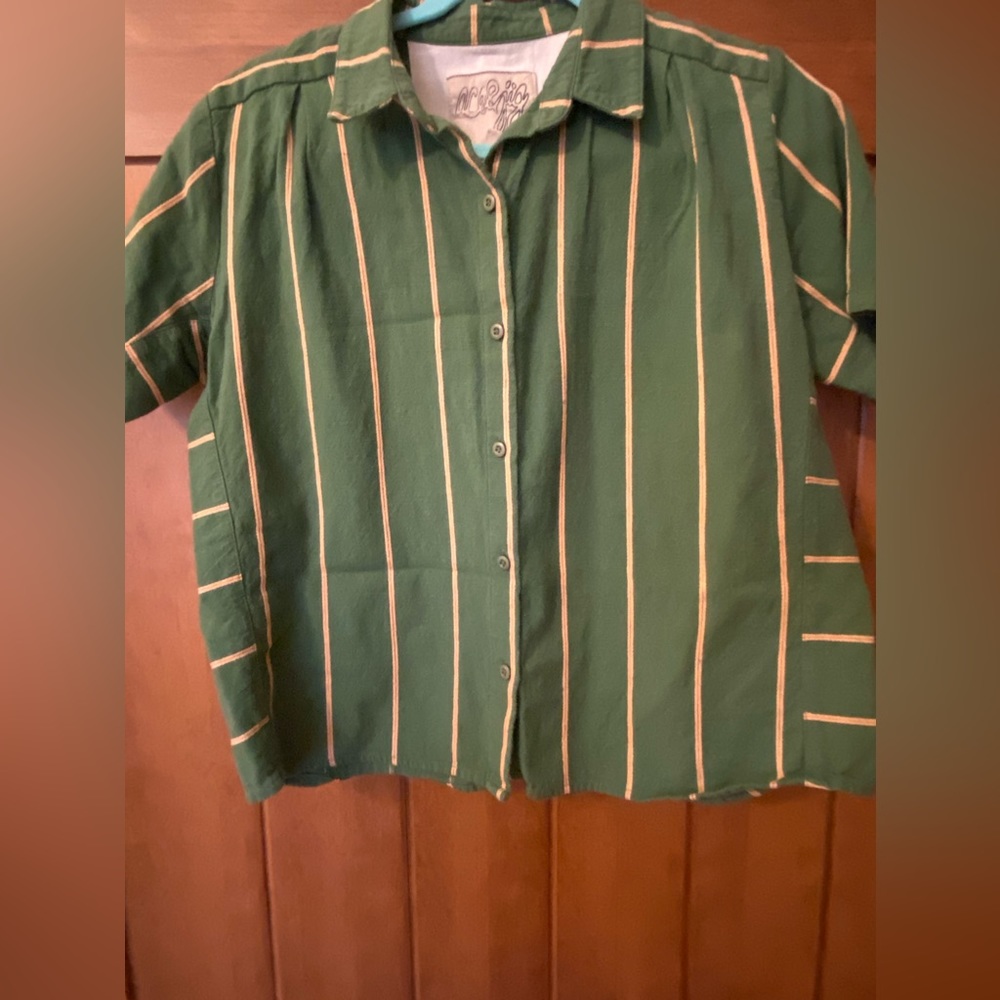 Super cute crop collared shirt